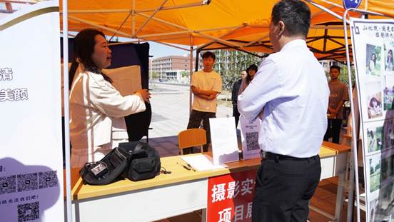 说明: 6、听取摄影实训室项目介绍(2)
