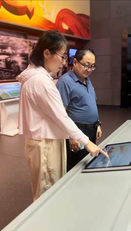 说明: 参观7:程聪红和宋美庆