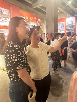 说明: 参观3:毛霞与王华
